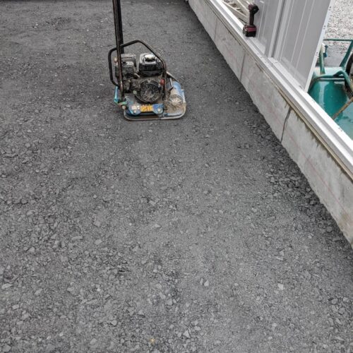ガレージ内コンクリート下地砕石の転圧です