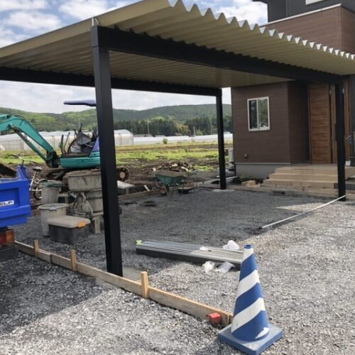 折板屋根のカーポートの設置作業となります。