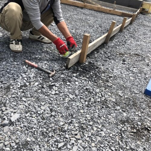 駐車場の型枠組み作業となります。