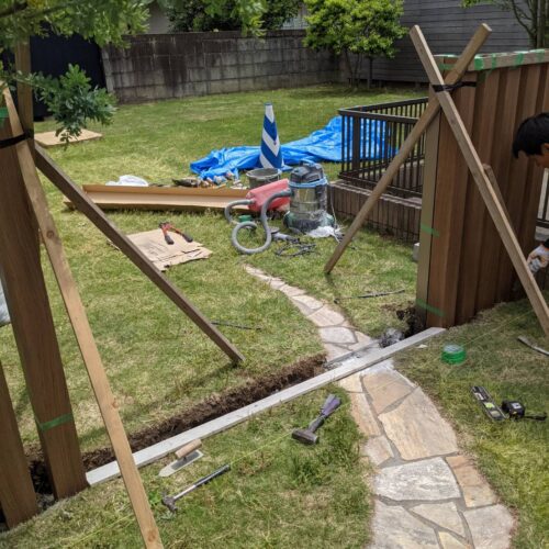 門扉の柱、デザイナーパーツ建込み作業です。