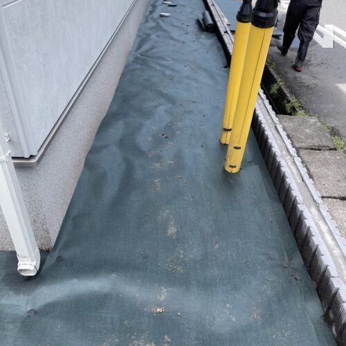 防草シート敷きです。