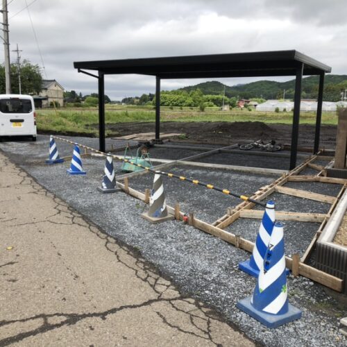 朝からの雨が上がって参りました。明日からはアプローチのコンクリートの打設準備に入ります。