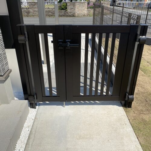 門扉施工です。