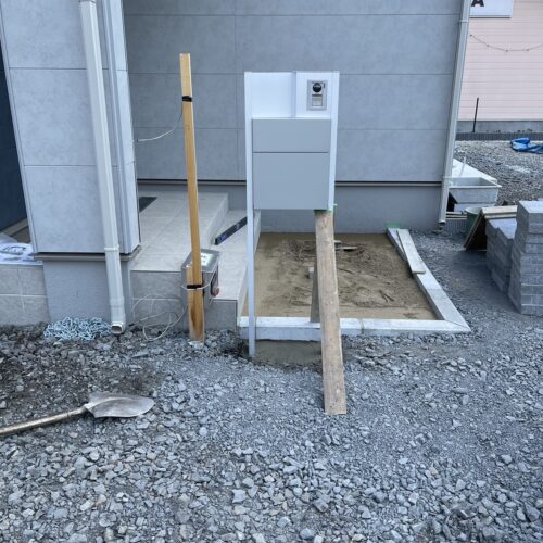 ポスト設置です。