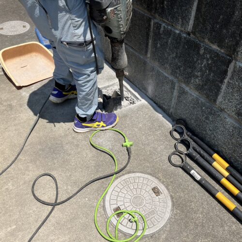 既存カーポートの柱ハツリ作業です。