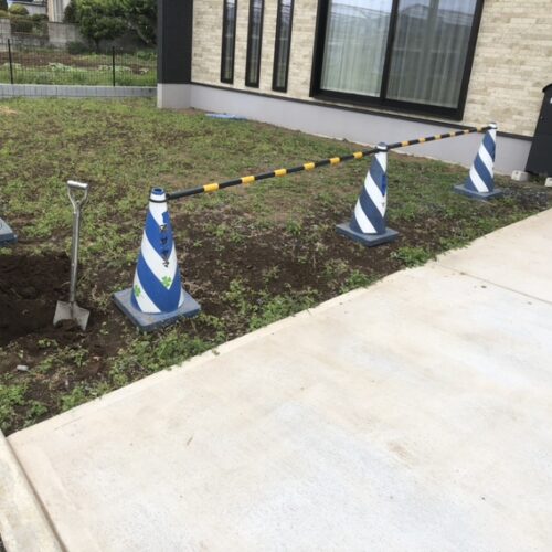 本日より工事着工です。土留めブロック部分の掘削と、雨が降り出しそうなのでカラコーン等の養生となります。