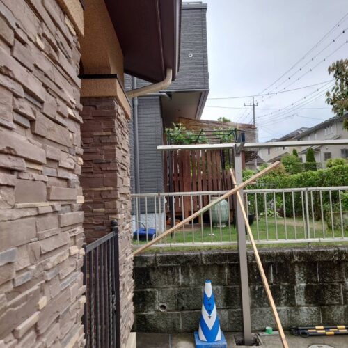 カーポートの設置作業となります。