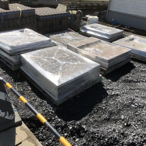 アプローチの平板の材料が現場へ納入となります。