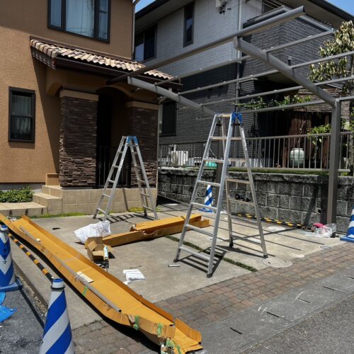 カーポートの設置作業となります。