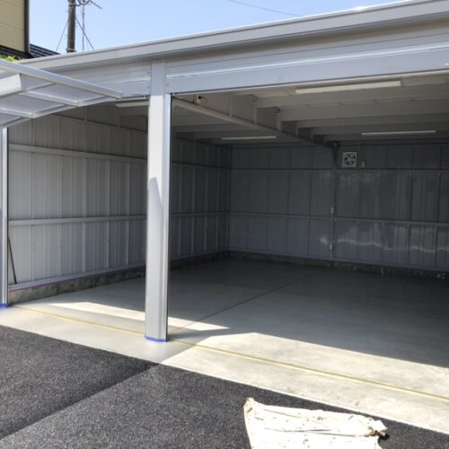 ガレージ内の床塗りの本日は下塗り作業となります。