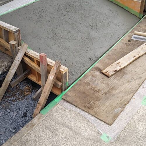 スロープコンクリート打設です。