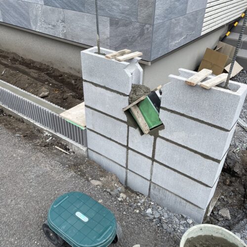 門柱組積みです。