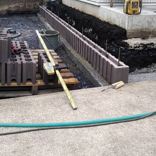 ブロック積みです。