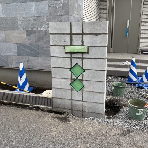 門柱組積み完了です。