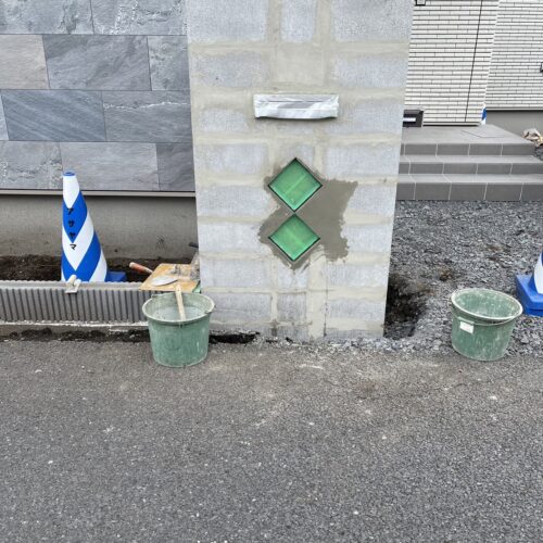 門柱下塗りです。