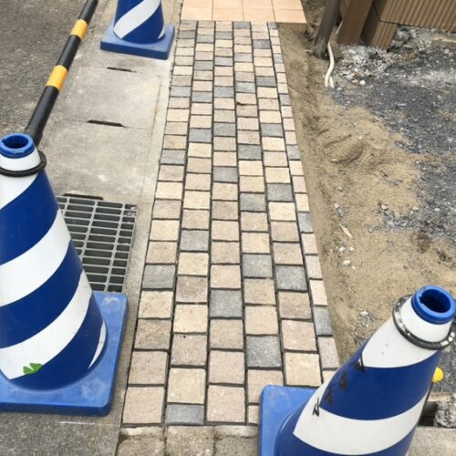 道路側のボルドキューブの敷き込み作業となります。