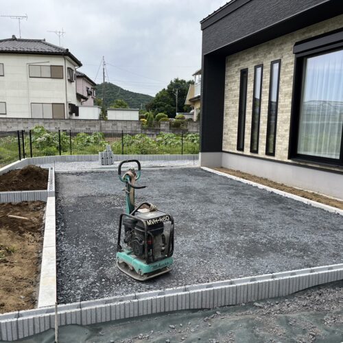 縁石、人工芝下地砕石です。