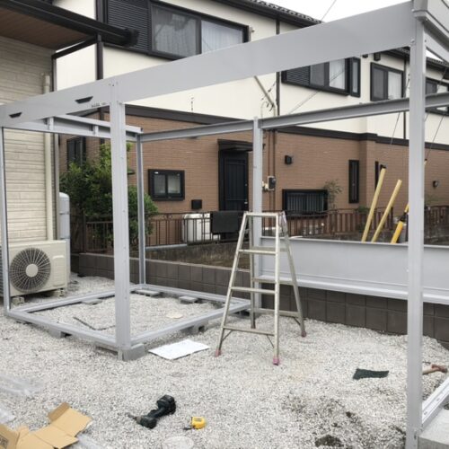 物置きの設置作業となります。