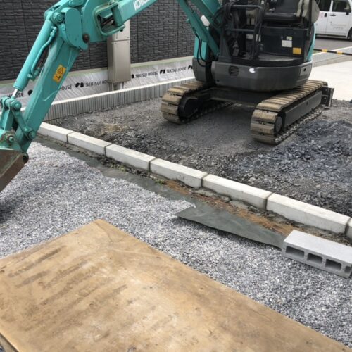 コンクリート縁石の設置作業となります。明日は人工芝張りの作業予定となります。