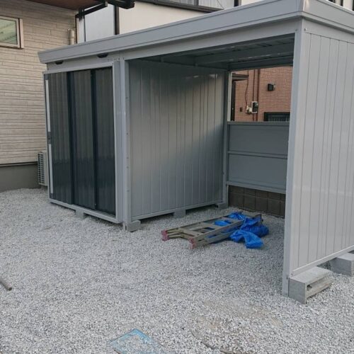 物置の施工中です。