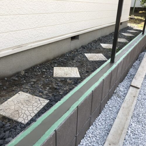 フェンスの柱建て及びブロックの天端均し作業となります。