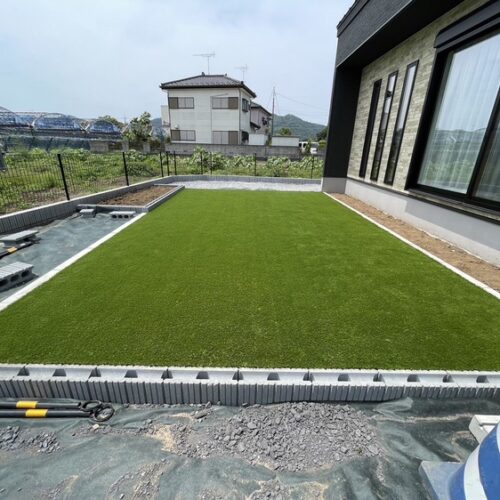 人工芝張り作業完了となります。