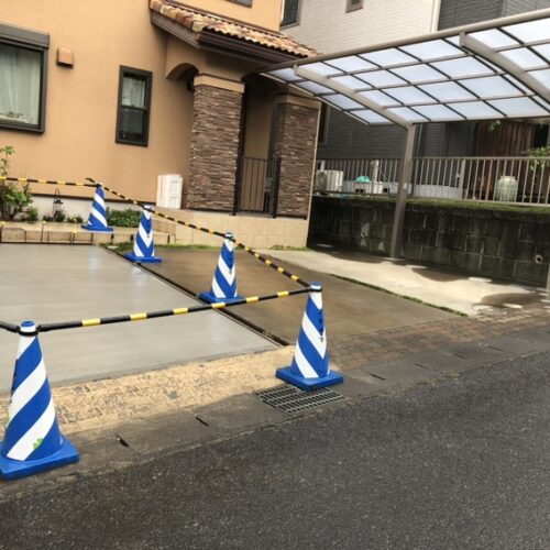 駐車場土間コンクリートの養生となります。