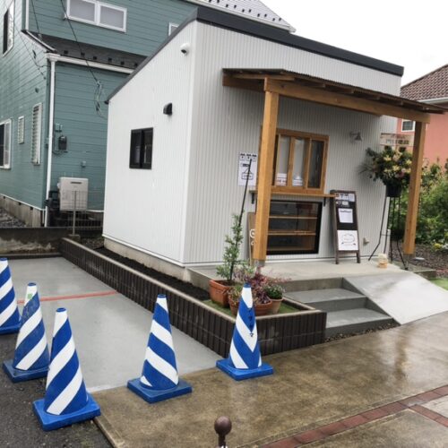 コンクリート打設後の養生中となります。