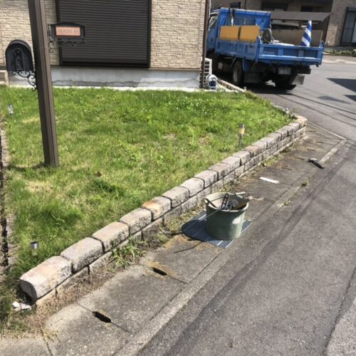 既存のフェンスを撤去しまして新設フェンスの位置出し作業となります。