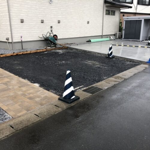 本日は雨の為に工事は休工となります。来週、２回目の駐車場の土間コンクリートの打設予定です。