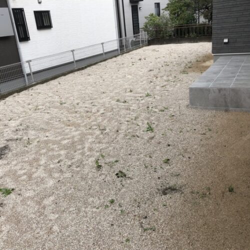 お庭への芝張り下地まで完了となっており来週より芝張り作業の予定です。本日はお客様へ芝張り後の水遣りやお手入れのお話しをさせて頂きました。
