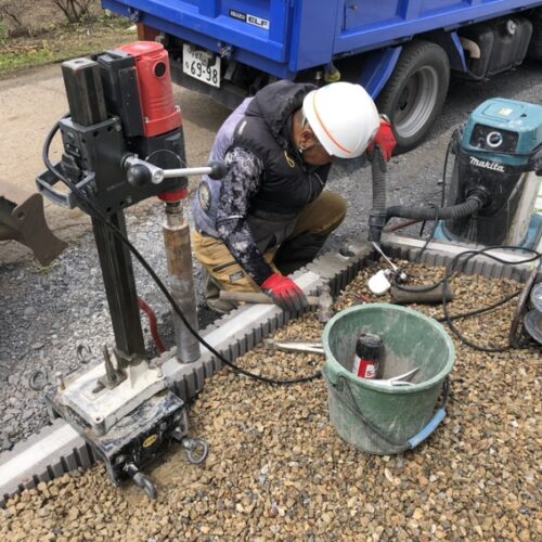 フェンス柱建ての為のコア穴明け作業となります。