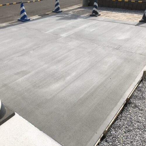 駐車場土間コンクリートの養生となります。