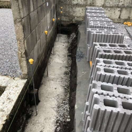 西側の境界部分のブロックベースコンクリートの養生となります。