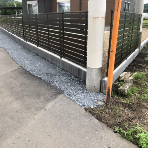 南側ブロックへのフェンス工事完了です。