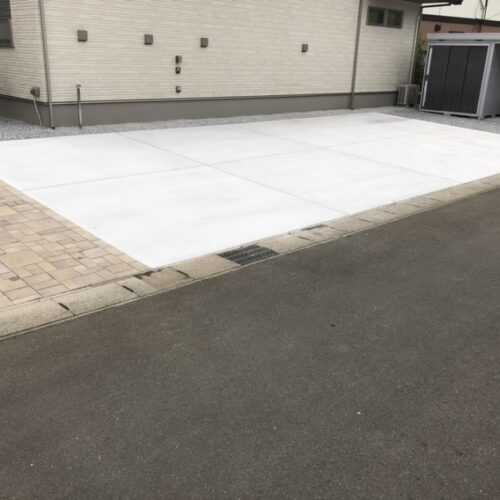 駐車場の土間コンクリートの養生完了となります。