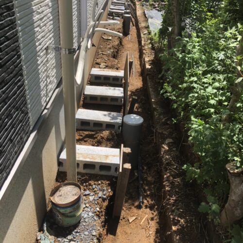 北側境界部分のブロック作業の為のエアコン室外機の移動となります。