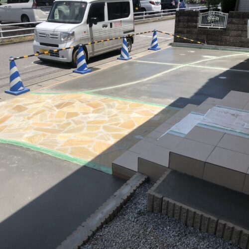 駐車場の土間コンクリートの養生となります。