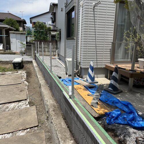 ブロック天端とフェンスの柱作業です。