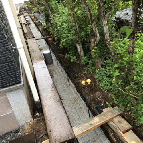 ブロックベースコンクリートの脱枠作業となります。型枠をはずして明日からブロック積み作業となります。