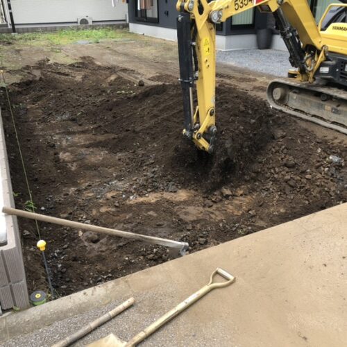 駐車場部分の掘削作業となります。