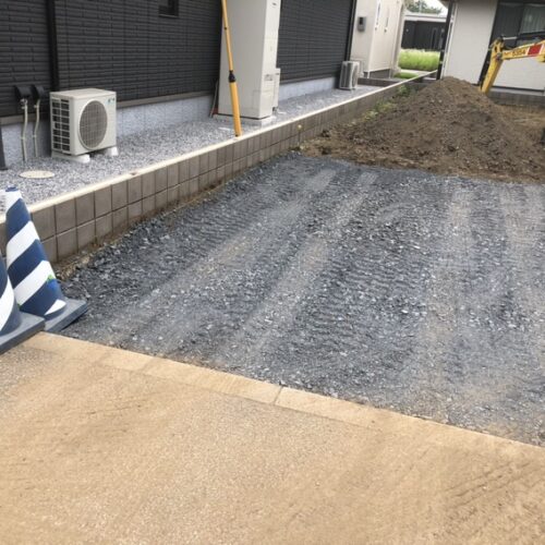 掘削及び砕石入れ作業となります。