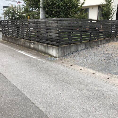 本日は工事着工前のご近隣へのご挨拶へお伺いさせて頂きました。お待たせ致しました外構境界フェンス改修工事の着工となります。