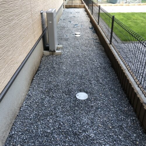 建物廻りの防草シート及び6号砕石敷きとなります。