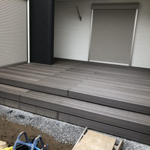 ウッドデッキの設置となります。