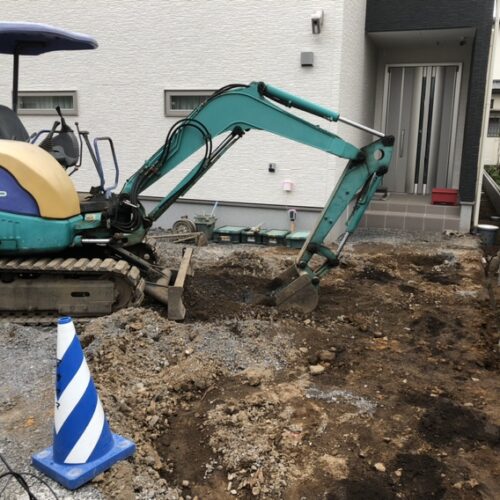 玄関前の駐車場部分の掘削作業となります。