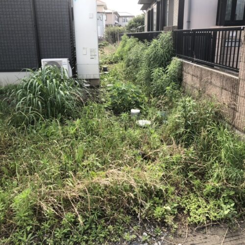 近隣へのご挨拶へ廻せて頂きました。まずは敷地内の草刈り作業から工事開始です。