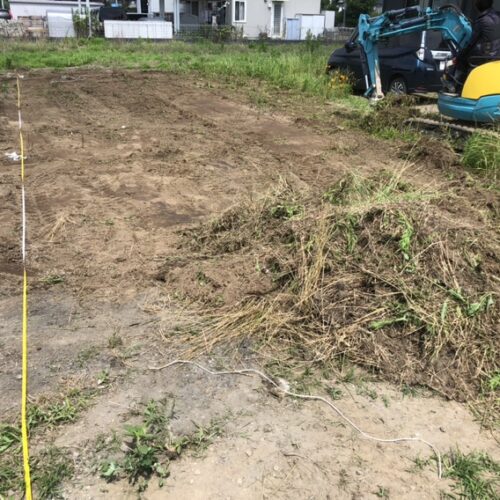 本日より着工です。まずは敷地内の草取り作業から開始です。