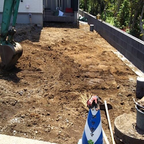 駐車スペースすきとり作業です。