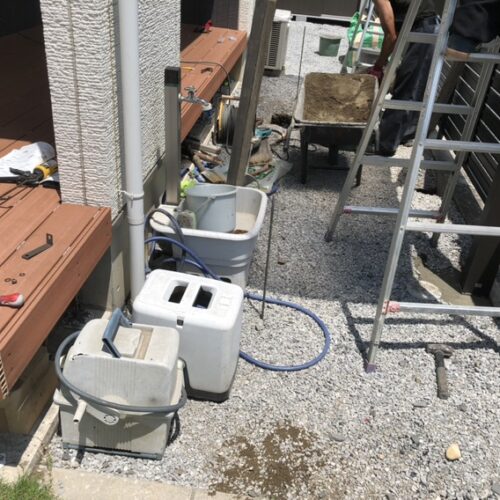 テラスの屋根の設置作業となります。